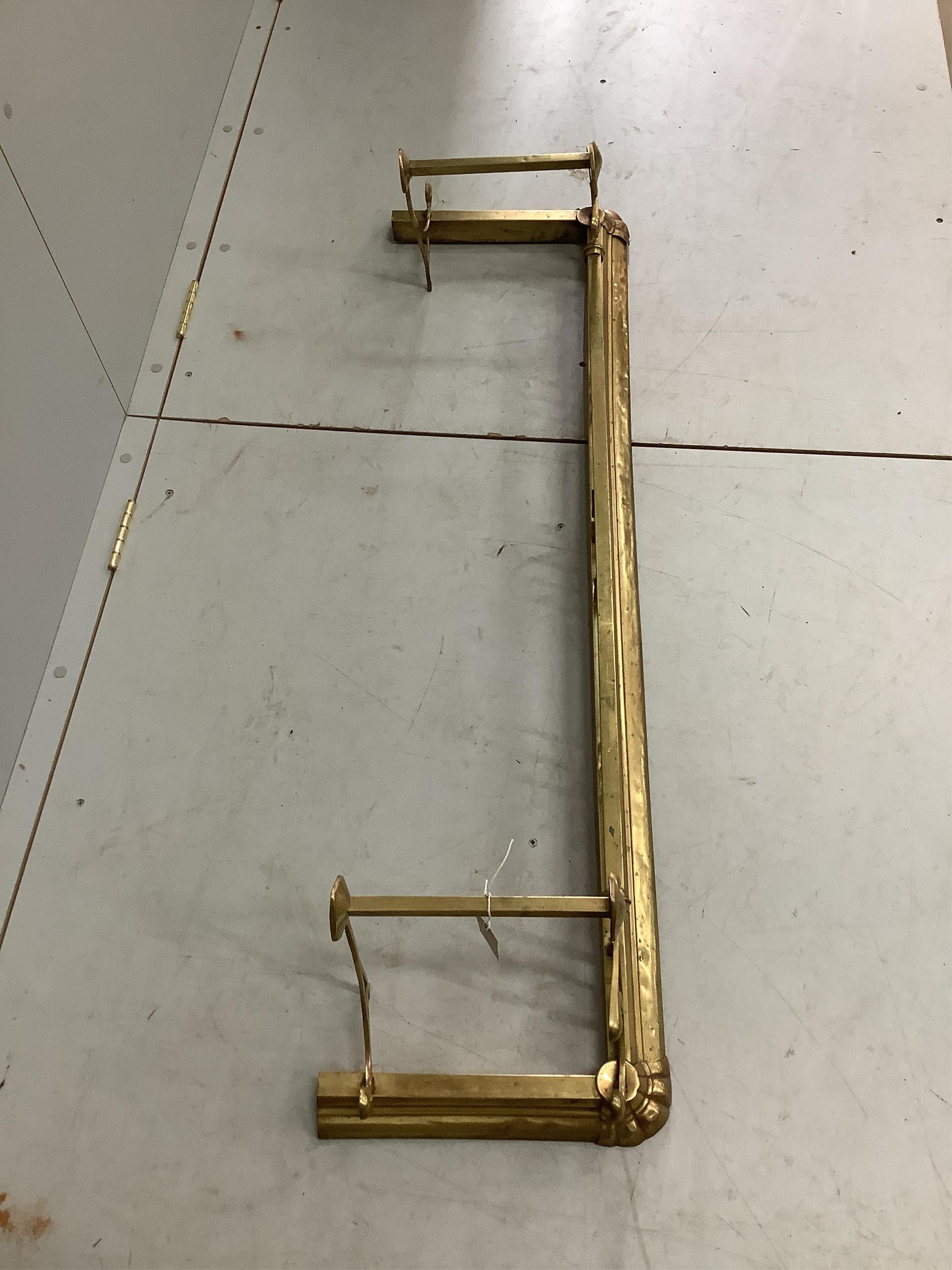 An Edwardian brass fender, width 132cm. Condition - fair